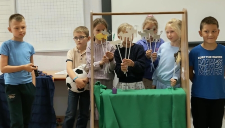 Przedszkolaki ''Jeżyki'' i spektakl kukiełkowy wystawiony przez uczniów klasy 1