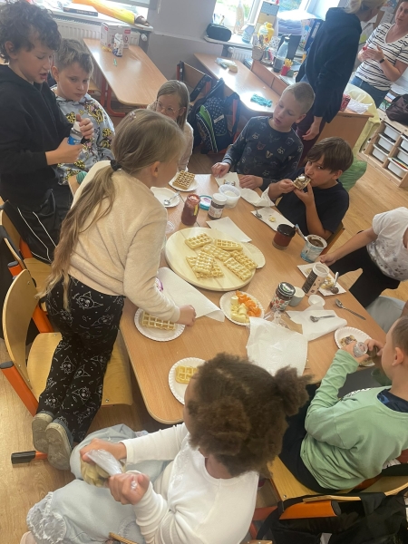 DZIEŃ Z GOFRAMI I PLANSZÓWKAMI W KLASIE 3