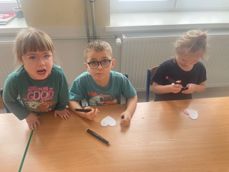 Kolorowe magnesy w grupie Zajączków