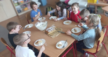 Kuchcikowo serwuje pyszny deser - szarlotkę z bitą śmietaną